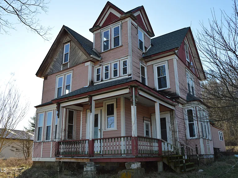 Historic 1800s Victorian on Nearly 1 Acre – Fixer-Upper with Mini Farm Potential! | $174,900