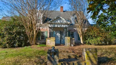 Photo of $250,000 – Fix-and-Flip Opportunity with Over 5,300 Sq Ft on a Prime Corner Lot in Morristown, TN