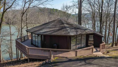 Photo of Unique Lakefront Retreat with Wraparound Deck in Gated Diamondhead Community AR