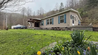 Photo of $165.000 – Spacious Kentucky Country Home on 15 Acres – Detached Garage with Bath, Fireplace Living & Peaceful Rural Setting in Hatfield