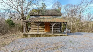 Photo of $164.900 – Smoky Mountain Log Cabin Retreat in Sevierville TN – Historic Charm on 2.29 Acres