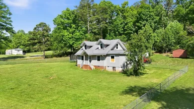 Photo of $265.000 – Charming Farmhouse Retreat on 2.21 Acres with Barn & Office in NC