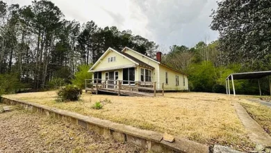 Photo of $149.000 – Country Farmhouse on 6 Acres with Classic Charm & Potential